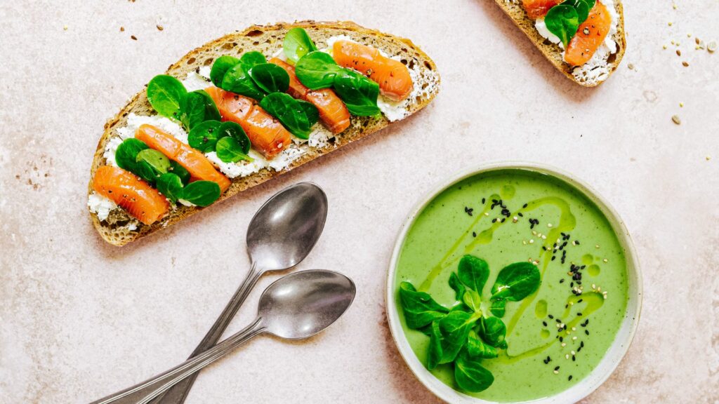 tartine, saumon, mâche, fromage frais, cuillères, soupe de légumes verts